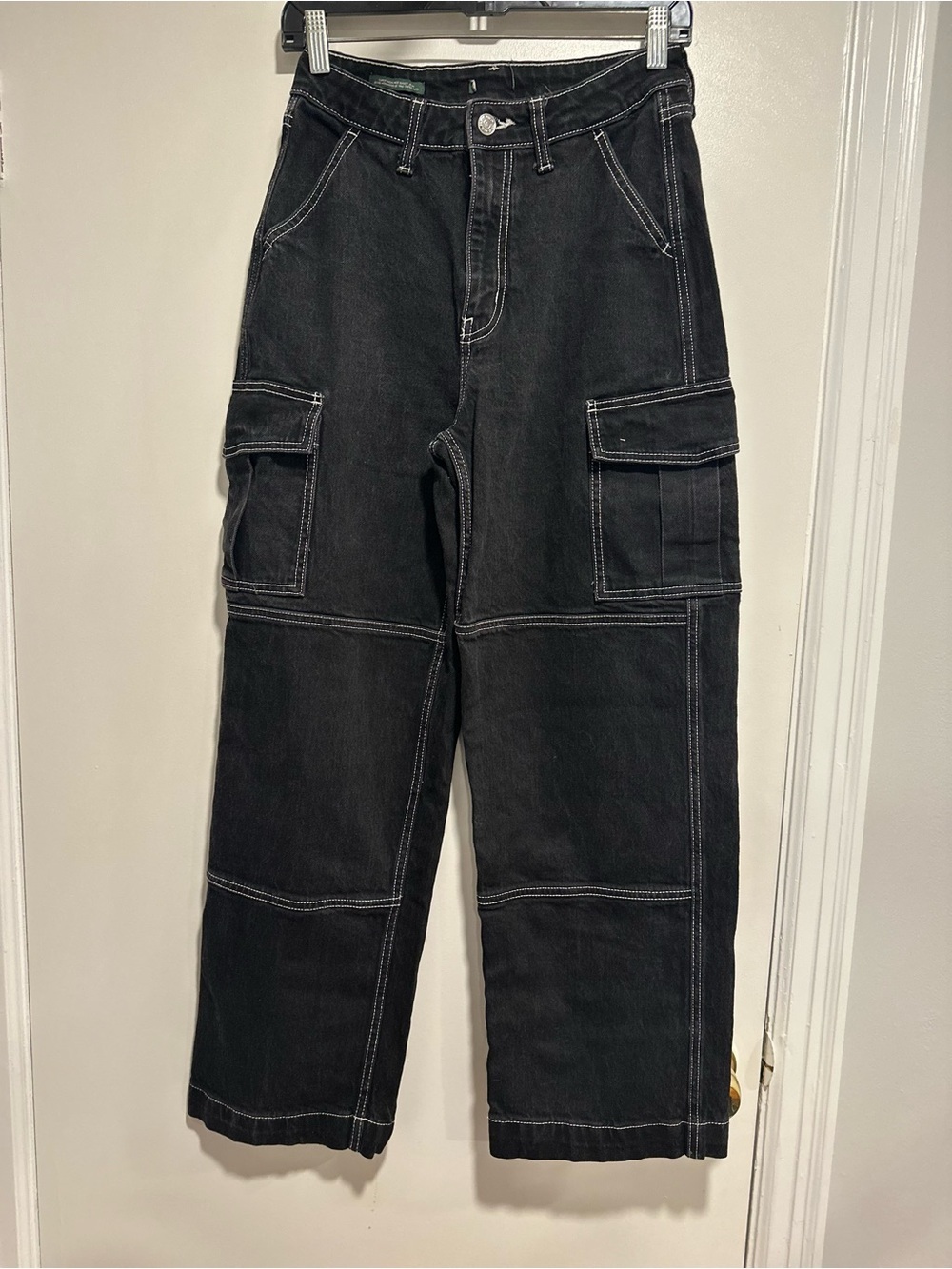Wild Fable Black baggy cargo jeans Sz:2 high-rise waist white contrast stitching
